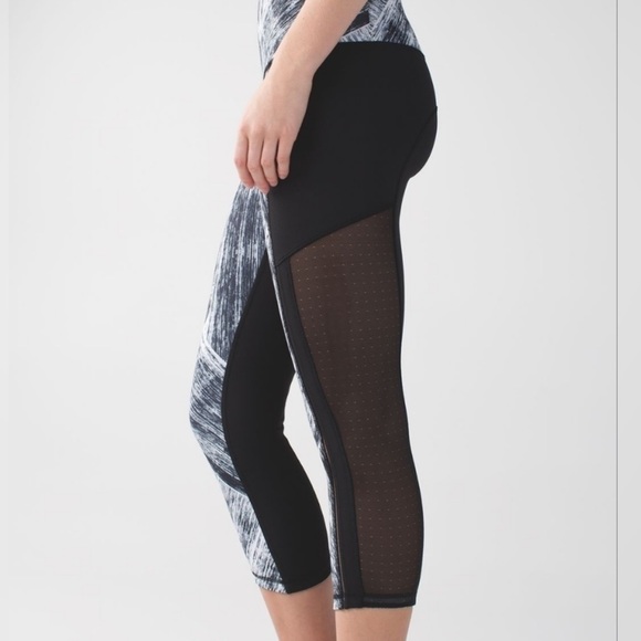 Lululemon Hot to Street Crop Heat Wave White/Black Size 6 - Picture 2 of 11